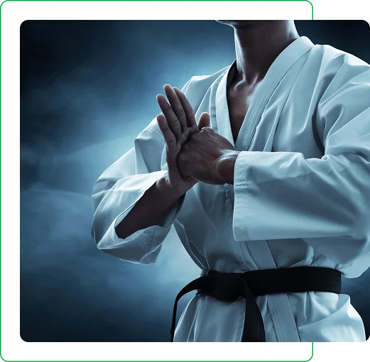 Un artiste martial en gi de karaté blanc avec une ceinture noire tient ses mains jointes, se tenant avec confiance sur un fond bleu sombre et brumeux.