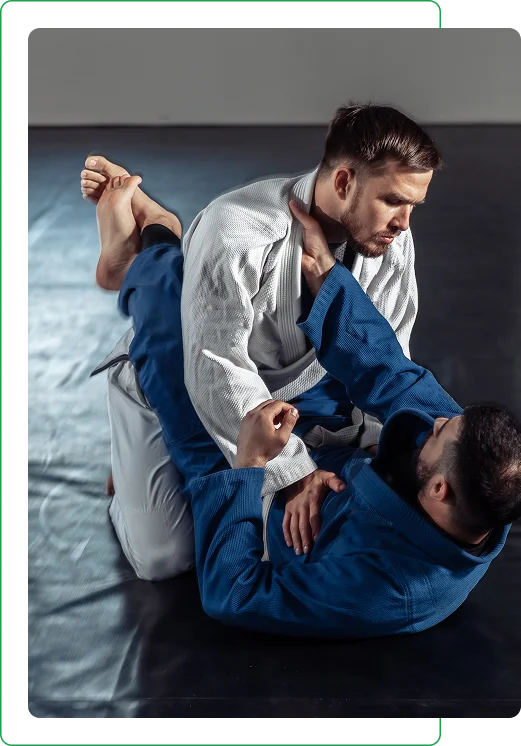 Deux hommes pratiquent le Jiu-Jitsu brésilien sur un tapis, l'un en gi bleu tentant une soumission, l'autre en gi blanc contre, avec des expressions concentrées. Ton de sportivité.
